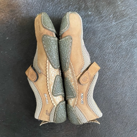 TEVA shoes with Velcro closure - Picture 5 of 13